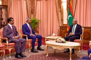 ޢަލީ ޙުސައިނާއި، ޝަހީބަށް ސަފީރުކަމުގެ ފަތްކޮޅު އަރުވައިފި