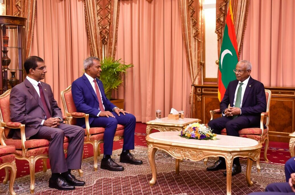 ޢަލީ ޙުސައިނާއި، ޝަހީބަށް ސަފީރުކަމުގެ ފަތްކޮޅު އަރުވައިފި