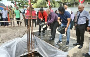 ކުރެންދޫގައި އަލަށް އިމާރާތްކުރާ މިސްކިތުގެ ޢަމަލީ މަސައްކަތް ފަށައިފި