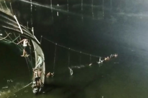 އިންޑިއާގައި ބުރިޖެއް ވެއްޓި 30 މީހަކު މަރުވެއްޖެ