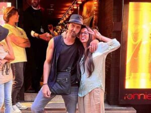 ރިތިކް ލޯބިވެރިޔާ އާއި އެކު އެހެން ގެއެއްގައި އުޅެންދަނީ