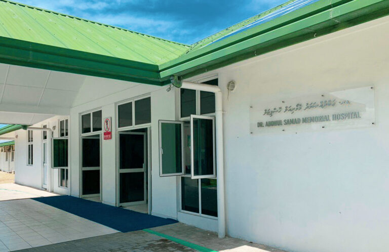 ގޭތެރޭ ކުޅެން އިން ކުޑަކުއްޖަކު ކުއްލި ގޮތަކަށް ނިޔާވެއްޖެ