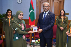 "ޕްރެޒިޑެންޓްސް ބެޖް" ޙާޞިލުކުރި ގަރލްގައިޑަށް ބެޖު ހަވާލުކޮށްފި