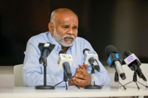 ޑރ.މުނައްވަރު ސަރުކާރަށް: "ރައްޔިތުން އިތުރަށް ނުފެލައި ތިކުރާ ބޭކާރު ޚަރަދުތައް ހުއްޓާލާ!"