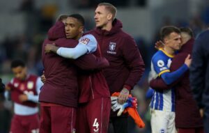 ފަހަތުން އަރައި އެސްޓަން ވިލާއިން ބްރައިޓަން ބަލިކޮށްފި