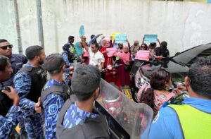 ޓެކްސް ބޮޑުކުރުމާއި ދެކޮޅަށް އިދިކޮޅުން އިހުތިޖާޖުކޮށްފި