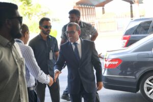 ގައުމުގެ ކުރީގެ ރައީސަކު، އަދި މަޖިލިސް ރައީސް އެހެން ގައުމެއް ތަމްސީލު ކުރެއްވުން! ބޮޑު ސުވާލެއް!