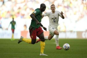 ފަހަތުން އަރާ ކެމަރޫންއިން ޖެހި ދެގޯލާއެކު ކެމަރޫން ސާބިއާގެ މެޗް އެއްވަރު