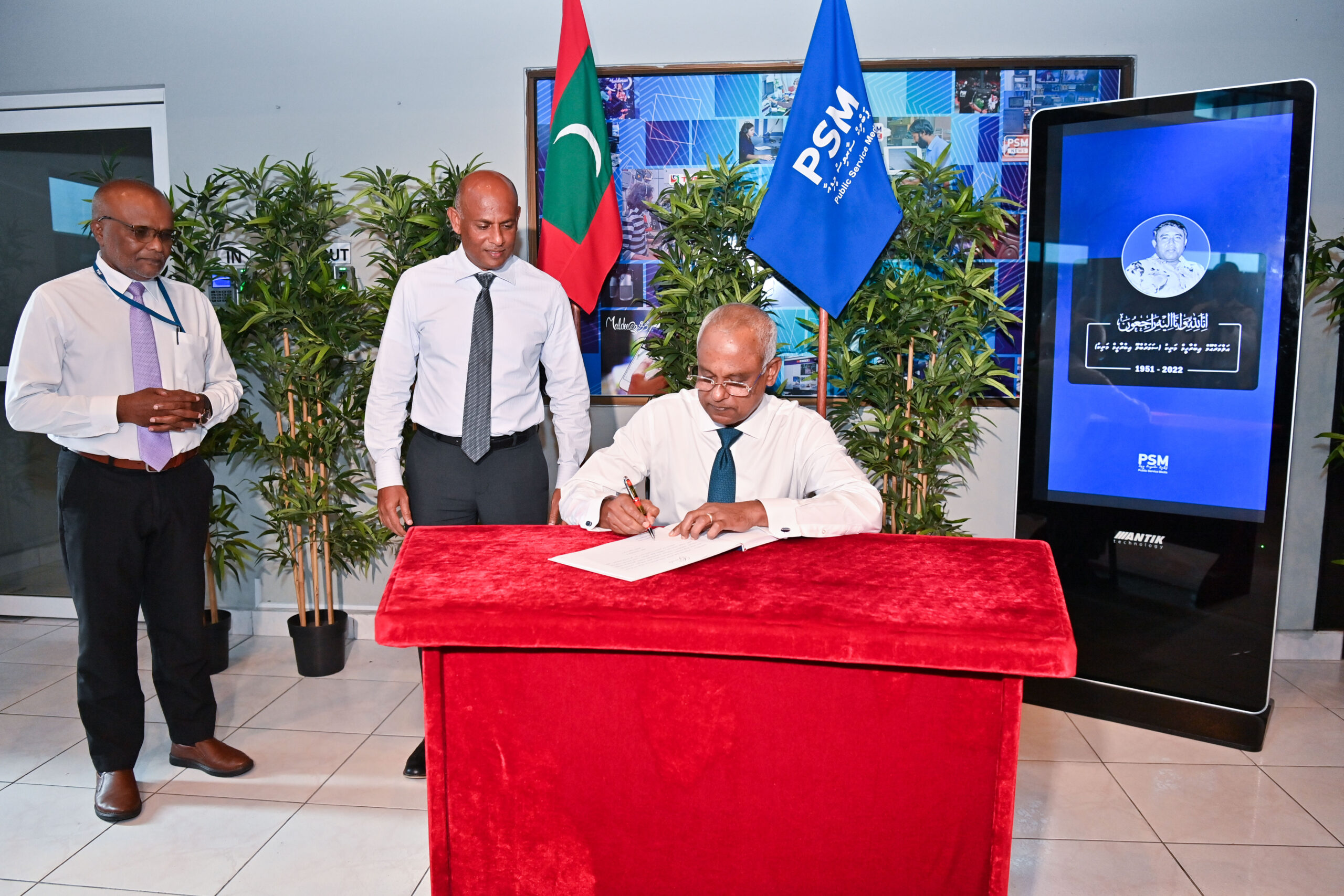 ސަމަރުބްލޫ އިބްރާހީމް މަނިކުގެ ތަޢުޒިޔާގެ ދަފްތަރުގައި ރައީސް ސާލިހު ސޮއިކުރައްވައިފި