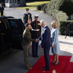 އެމެރިކާއިން ޒެލެންސްކީއަށް ރަތްދޫލައިގެ މަރުހަބާއެއް