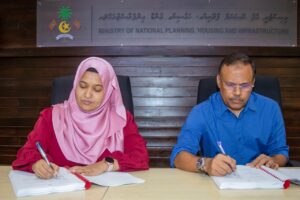 އެއަރޕޯޓް ތަރައްޤީކުރުމަށް ބޭނުންވާ ފައިނޭންސް ކުރުމަށް އިތުރު ބަޔަކާއެކު ސޮއިކޮށްފި