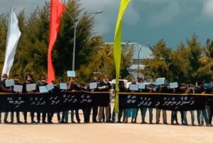 ފަރެސްމާތޮޑާއަށް ރައީސް ދިއުމުން ކަޅު ޓީޝާޓުގައި މަސްވެރިން އިހުތިޖާޖްކޮށްފި