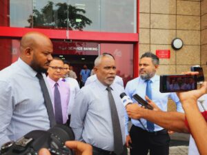ފައިސާއަށް ވާނުވާގޮތް ނޭނގޭކަމަށްބުނެ ޕީޕީއެމްގެ އިސްވެރިން ބީއެމްއެލްދޮށަށް!