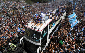 މަގުތައް ތޮއްޖެހި އާޖެންޓީނާގެ ޓީމަށް ބަސް ދޫކޮށްލާފައި ޖެހުނީ ހެލިކަޕްޓަރެއް ހޯދަން!