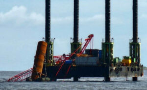 ބްރިޖް މަސައްކަތުގައި މޫދަށް ވެއްޓުނު ކެރޭނު ނަގައިފި