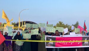 ރައީސް މީދޫއަށް ވަޑައިގެންނެވުމުން، ޔާމީން މިނިވަން ކުރުމަށް ގޮވާލައި މުޒާހަރާކޮށްފި