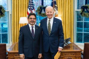 ޢަފޫރު ބައިޑްންއަށް މަގާމުގެ ފަތްކޮޅު އަރުވައިފި