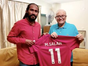 ލިވަޕޫލް ތަރި ޞަލާޙު ސޮއިކޮށްފައިވާ އޭނާގެ ޖަރޒީއެއް ރައީސް މައުމޫނަށް