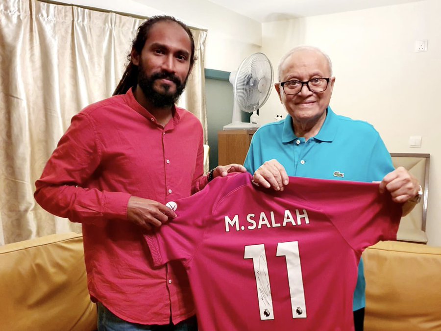 ލިވަޕޫލް ތަރި ޞަލާޙު ސޮއިކޮށްފައިވާ އޭނާގެ ޖަރޒީއެއް ރައީސް މައުމޫނަށް