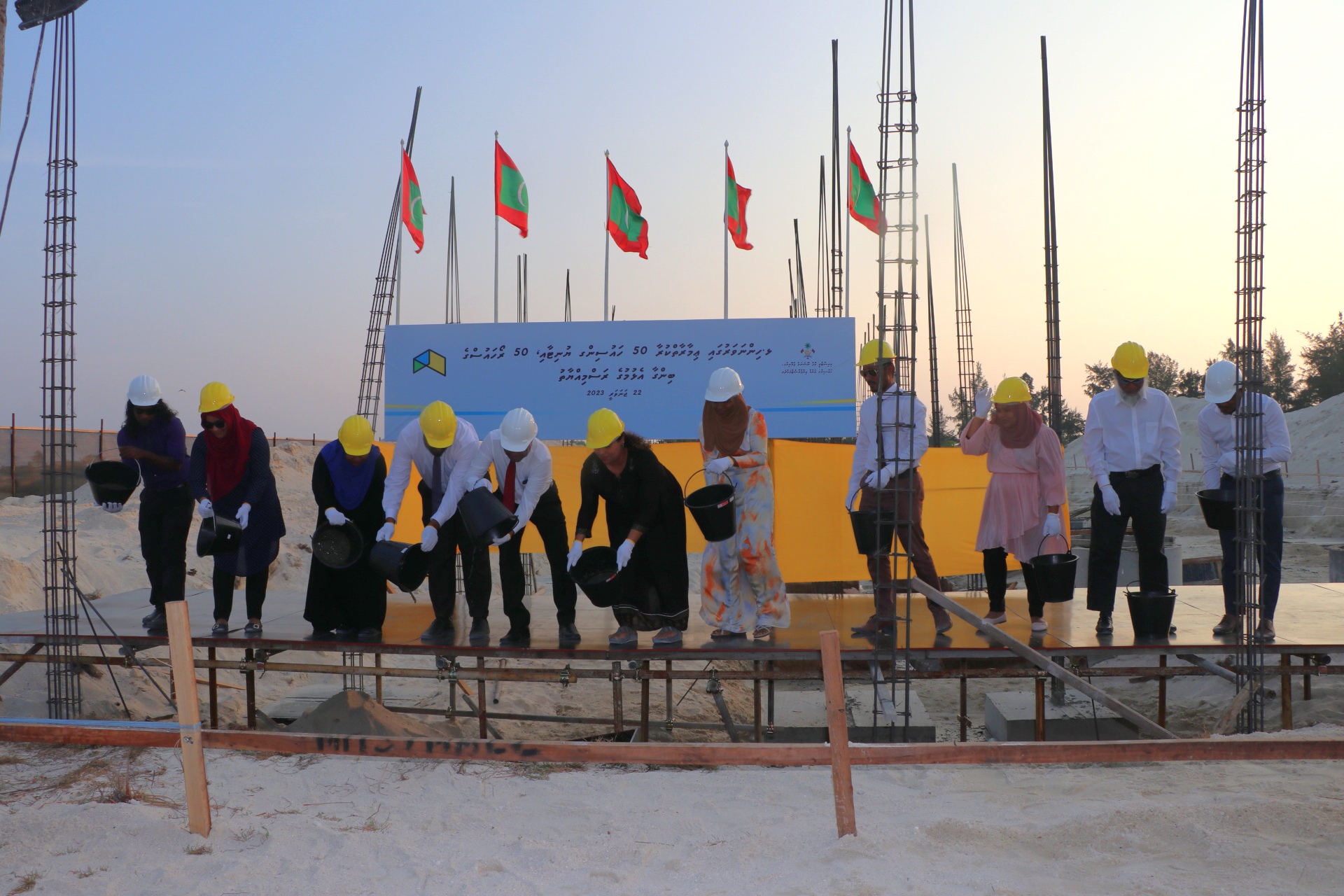 ހިންނަވަރުގައި އިމާރާތްކުރާ 50 ރޯހައުސް އާއި 50 ހައުސިންގ ޔުނިޓުގެ ބިންގާ އަޅައިފި