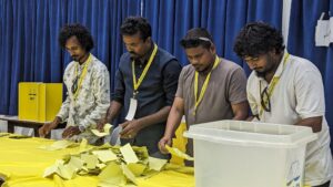 ގިނަ ވޯޓު ފޮށިތައް ބަންދުކޮށް ވޯޓު ގުނަން ފަށައިފި