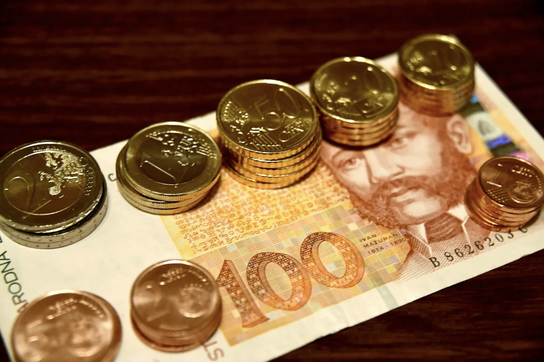 ކުރޮއޭޝިއާގެ ރަސްމީ ފައިސާގެ ގޮތުގައި ޔޫރޯ ބޭނުން ކުރަން ފަށައިފި