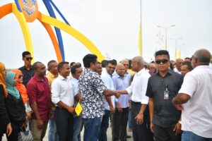 އައްޑޫއިން ރައީސަށް ހޫނު މަރުހަބާއެއް!