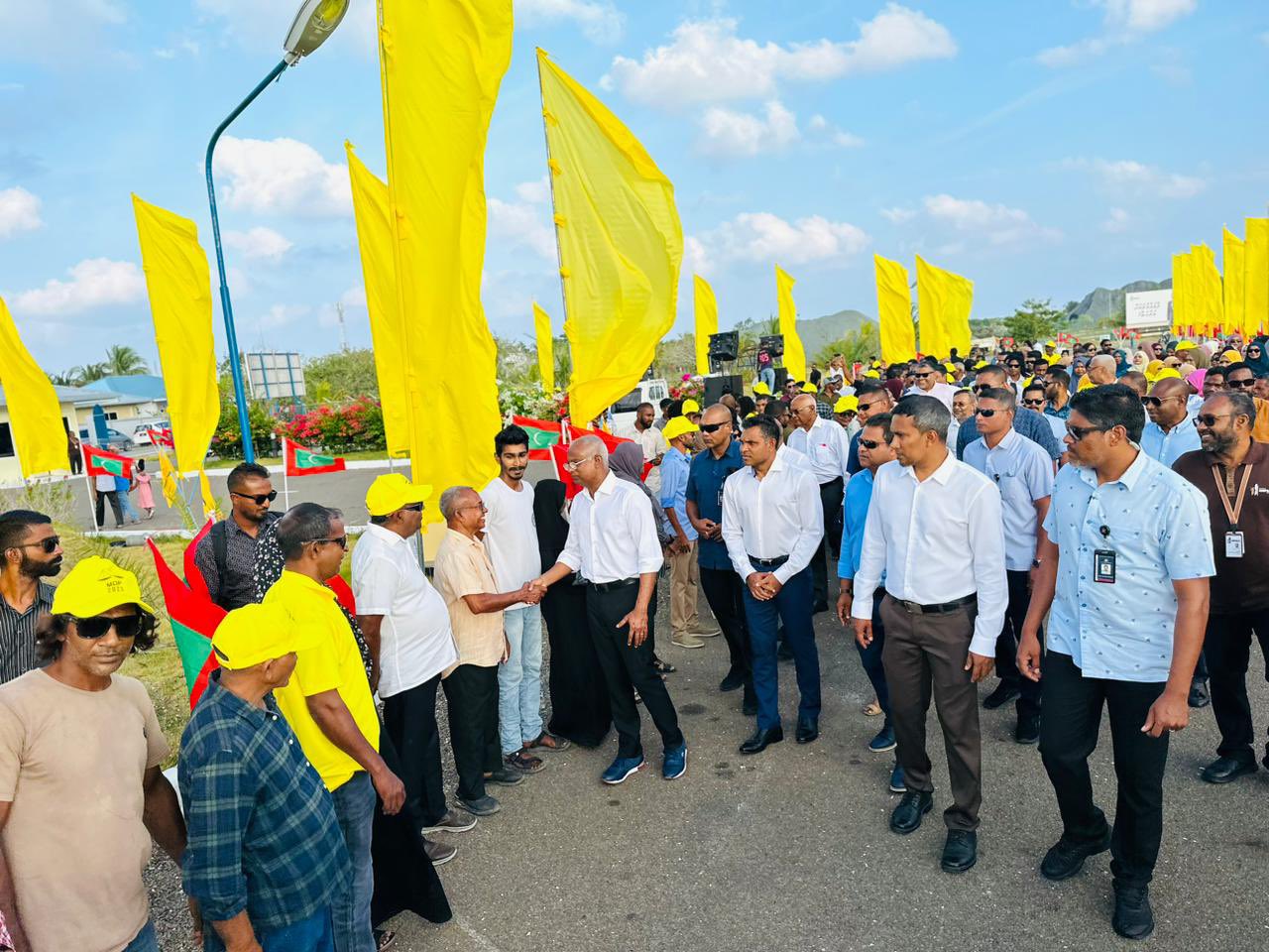 ފުވައްލުކަމުން ރައީސަށް ހޫނު މަރުހަބާއެއް