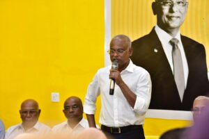 ނިންމާން ޖެހިފައިވަނީ އިންތިހާބަށް ފަހު މަގުމަތި ވާނީތޯ ނުވަތަ މަޝްރޫއުތަކާއެކު ކުރިއަށް ދާނީތޯ: ރައީސް