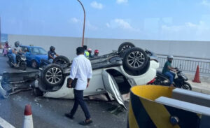 ބުރިޖާ ގުޅިފައިވާ ހައިވޭގައި ކާރެއް ފުރޮޅާލައިފި