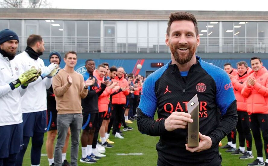 މެސީ އަށް މަރުހަބާ ކީއިރު އެމްބާޕޭ ހުރީ ޗުއްޓީގައި