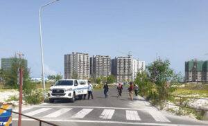 ރޯދަ މަހު މަގުމަތީގައި ކައިބޮއި ހެދި ދެ މީހަކު ހައްޔަރުކޮށް ބަންދުގެ މުއްދަތު ޖަހައިފި