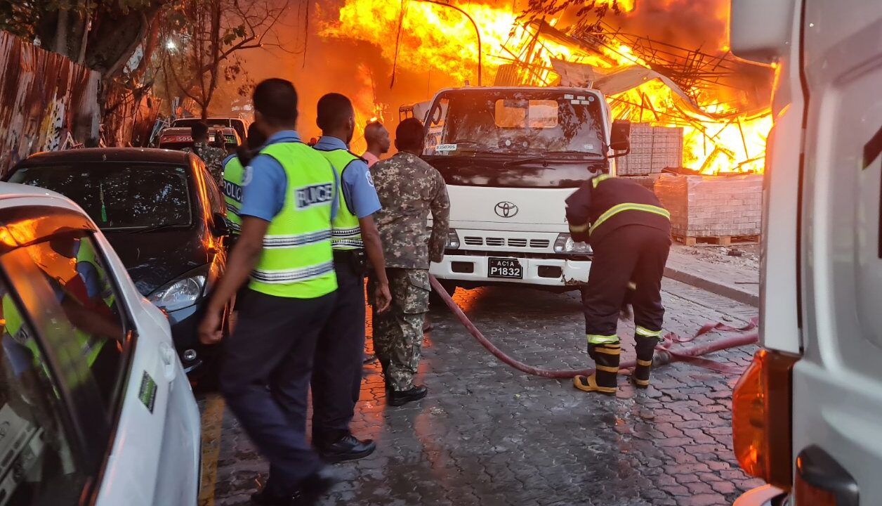ނީލަން ފިހާރާގައި ރޯވި އަލިފާންގަނޑު ކޮންޓްރޯލް ކޮށްފި
