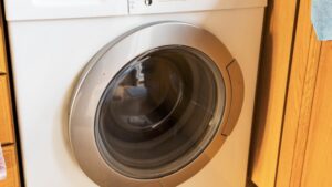 ދޮންނަ މެޝިނެއްގެ ތެރޭގައި އޮއްވާ ފެނުނު ކުޑަކުއްޖެގެ މަރުގެ ތަހުގީގު ފްރާންސްގައި ފަށައިފި