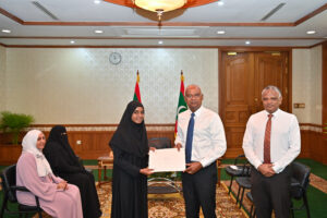 ޝަހާދާ ސާނަވިއްޔާ ނިންމައި ރައީސުލްޖުމްހޫރިއްޔާގެ ސްކޮލަރޝިޕް ހާސިލުކުރި ދަރިވަރާ ރައީސް ބައްދަލުކުރައްވައިފި