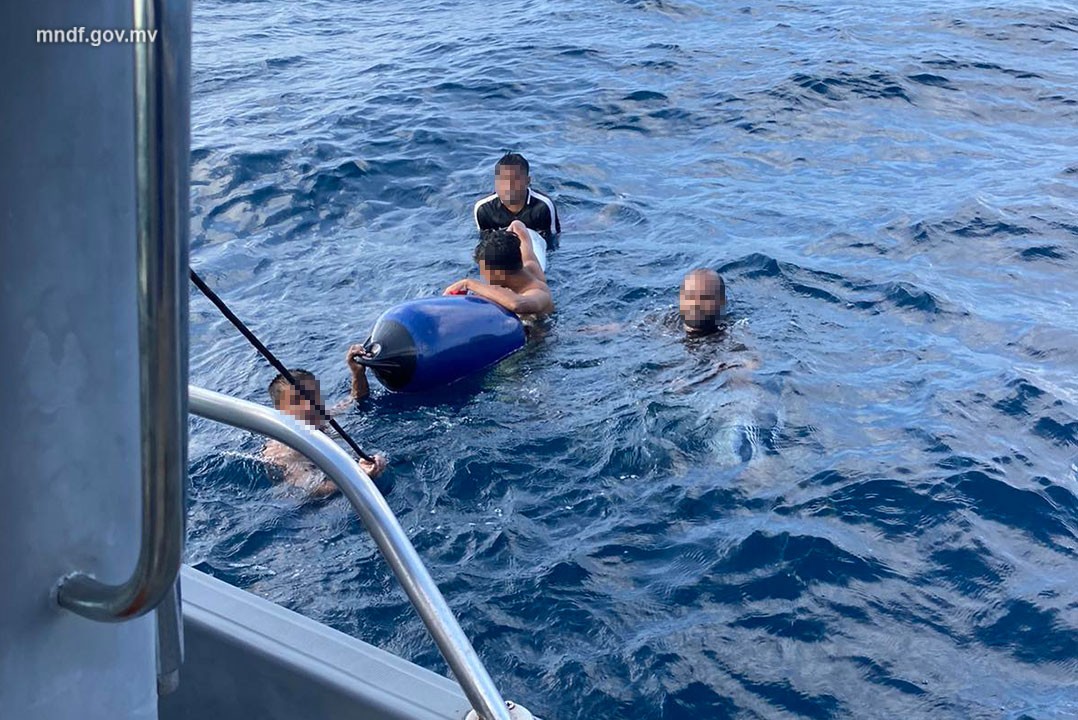 ދަތުރުކުރަމުން ދިޔަ ދޯންޏެއްގައި އަލިފާން ރޯވެއްޖެ