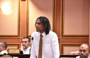 މެމްބަރު ޔައުގޫބްގެ ނަން އިއްވައި މަޖިލީހުގެ ތަޅުމުން ނެރެފި