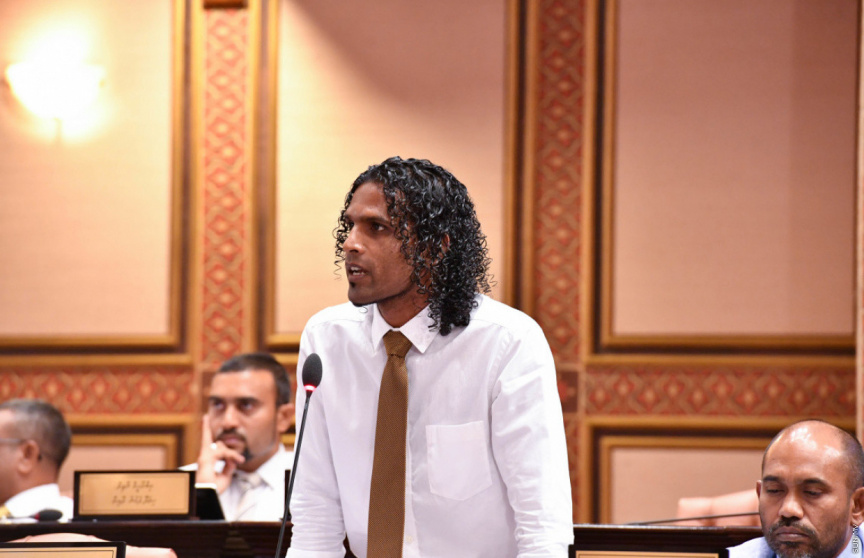 މެމްބަރު ޔައުގޫބްގެ ނަން އިއްވައި މަޖިލީހުގެ ތަޅުމުން ނެރެފި