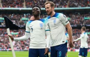 ޔޫކްރޭން ބަލިކޮށް އިންގްލެންޑު އެއްވަނައަށް