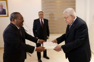 ރާއްޖެއިން ފަލަސްތީނަށް ކަނޑައެޅުއްވި ފުރަތަމަ ސަފީރު މަގާމުގެ ފަތްކޮޅު އައްބާސަށް އަރުވައިފި