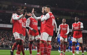 އާސެނަލަށް އެއް ވަނައިގައި ފަސް ޕޮއިންޓުގެ ލީޑެއް