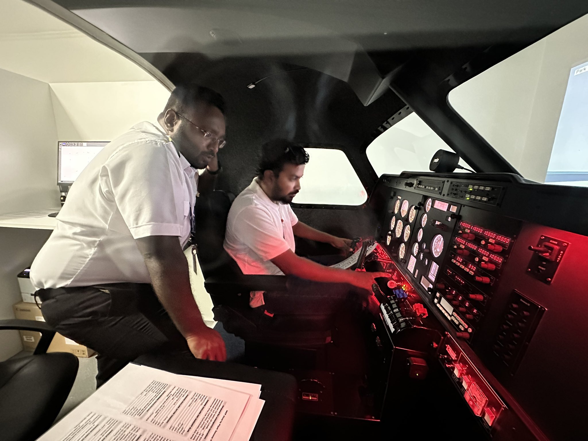 5 ދަރިވަރުން ސްޓިމިއުލޭޓަރ ފްލައިޓް ޓްރެއިނިން ފުރިހަމަކޮށްފި