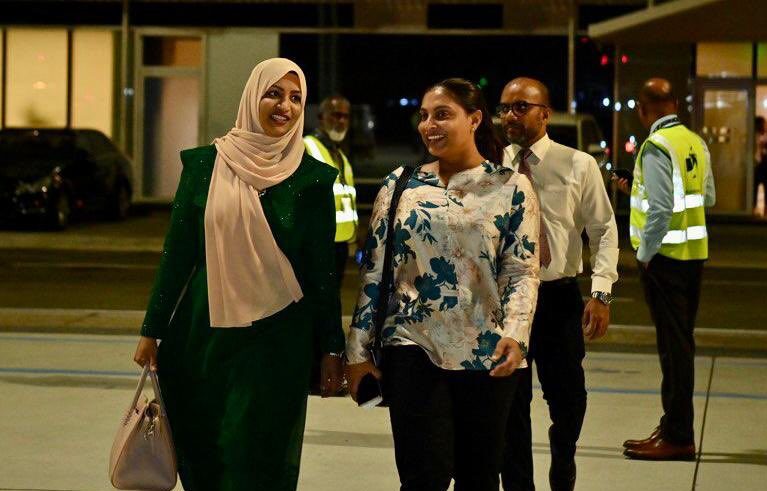 ރައީސް ފަރެސްމާތޮޑާއަށް ކުރާ ދަތުރުގައި އަރިހުގައި ނަހުލާ