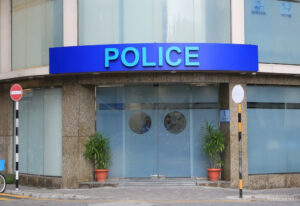 ކުޑަކުއްޖެއްގެ ކަންކަށިމަތީ ޖެހި ފުލުހަކު 18،000 ރުފިޔާއިން ޖޫރިމަނާ ކޮށްފި