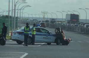 ބްރިޖް މަތީގައި ފުލުހުންގެ ވެހިކަލަކާއި ސައިކަލެއް ޖެހި ނުރައްކާތެރި އެކްސިޑެންޓެއް