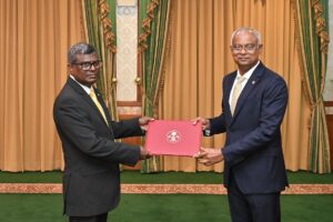 ރައީސް އޮފީސް މުވައްޒަފުން ނުހިމަނާ މިސަރުކާރުގައި ތިބީ 719 ސިޔާސީ މުވައްޒަފުން: އިބުރޭ