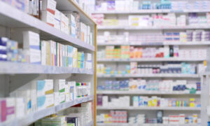 ހުއްދަ ނެތި ހިންގާ ފާމަސީތަކާއި ގަވާއިދާ ޚިލާފަށް މަސައްކަތްކުރާ ފަރާތްތަކާމެދު ހަރުކަށި ފިޔަވަޅު އަޅަނީ