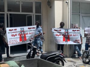 ފައިސާ ނުލިބިގެން ކޮންޓްރެކްޓަރުން ފެނަކަ ކައިރީ މުޒާހިރާ ކުރަނީ