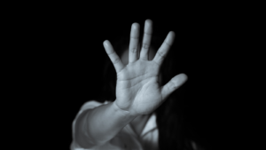 ކުޑަކު ދެ އަންހެން ކުއްޖަކަށް ޖިންސީ ގޯނާކުރި ކަމަށް ތުހުމަތުކުރެވޭ މައްސަލައެއް ތަހުގީގުކުރަނީ