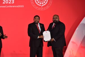 ރައްޔިތުންގެ ފައިސާއިން ދޭ ބަދަލުތަކުގެ މައުލޫމާތު ރައްޔިތުންނަށް އެގެން ޖެހޭނެ: ނަވާޒު